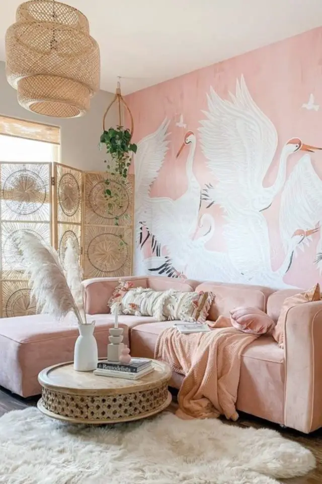 salon style feminin et glamour exemple papier peint fresque murale oiseaux blanc canapé rose