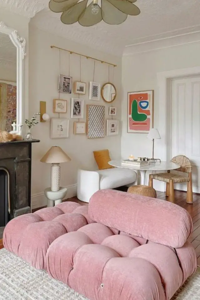salon style feminin et glamour exemple banquette togo rose moderne cheminée ancienne en marbre