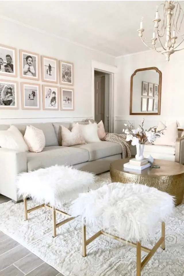 salon style feminin et glamour exemple canapé gris galerie photo au dessus pouf en fausse fourrure blanche