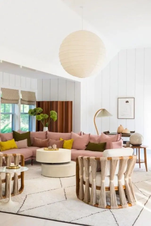 salon style feminin et glamour exemple grand canapé rose moderne angle espace lumineux