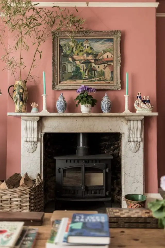 salon style feminin et glamour exemple cheminée ancienne manteau en marbre peinture vieux rose