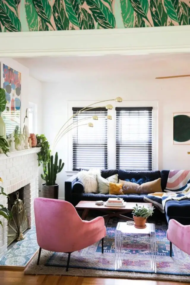 salon style feminin et glamour exemple pièce de vie blanche canapé velours bleu fauteuil rose cheminée moderne