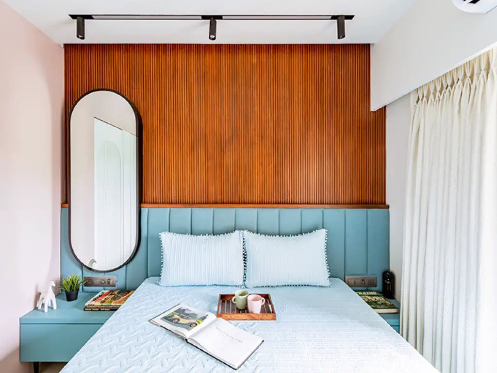 studio appartement decor moderne chic chambre adulte tête de lit ton sur ton table de chevet mur tasseaux de bois