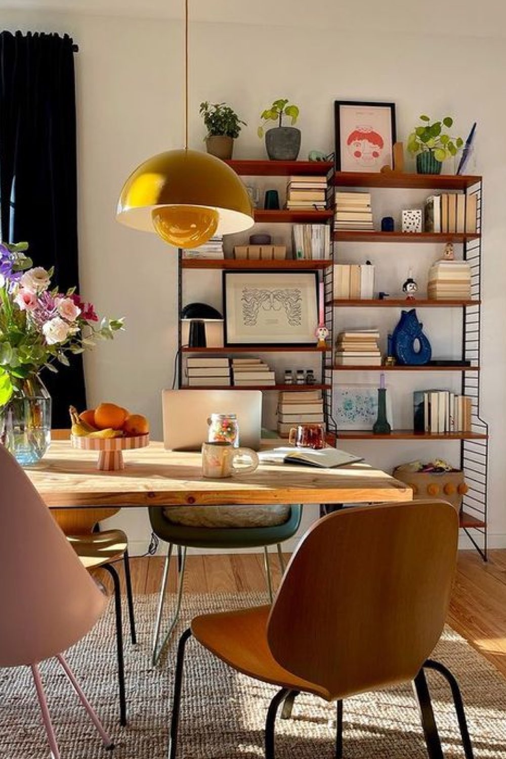 style eclectique ou decor vintage moderne salle à manger table en bois plateau fin chaise design bibliothèque string