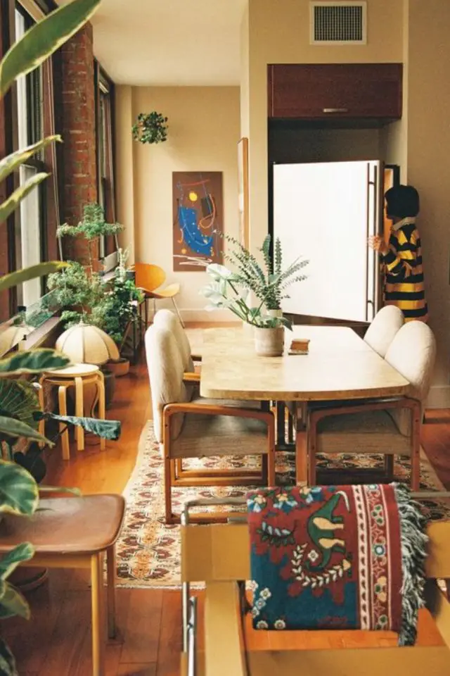 style eclectique ou decor vintage moderne salle à manger années 50 60 couleur bois et beige douceur plantes vertes
