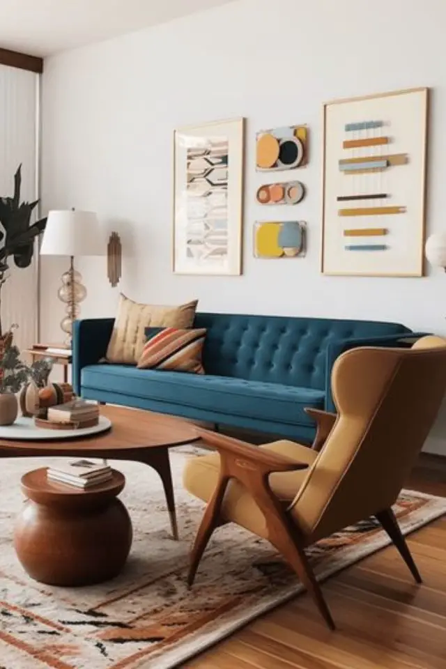 style eclectique ou decor vintage moderne salon années 40 60 canapé bleu fauteuil ocre table en bois noyer