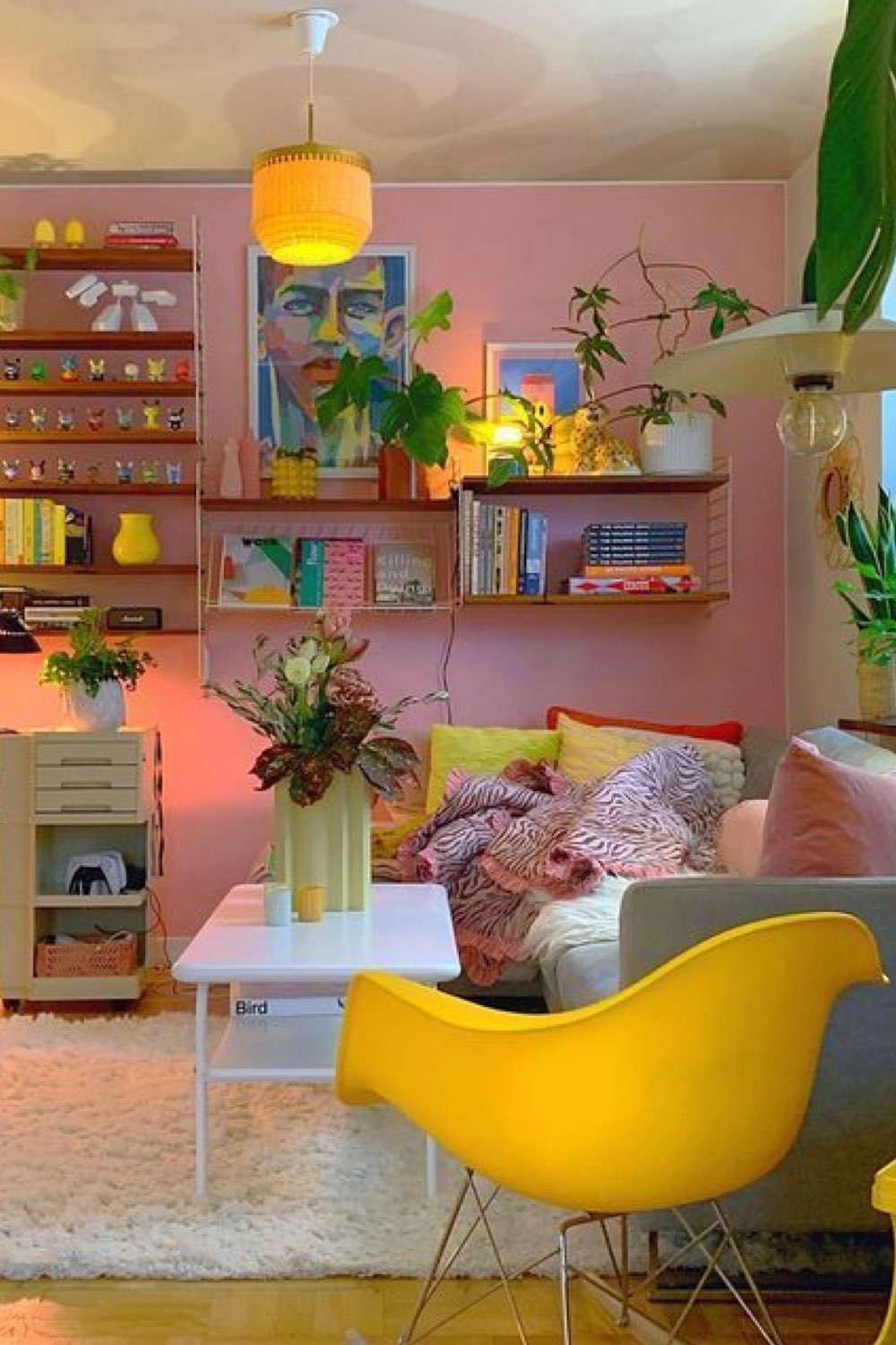 style eclectique ou decor vintage moderne salon séjour mur rose fauteuil Eames jaune plantes vertes canapé bleu gris