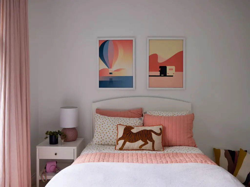 visite deco decor clair classique equilibre chambre à coucher fillette rose et blanche simple et ludique à la fois