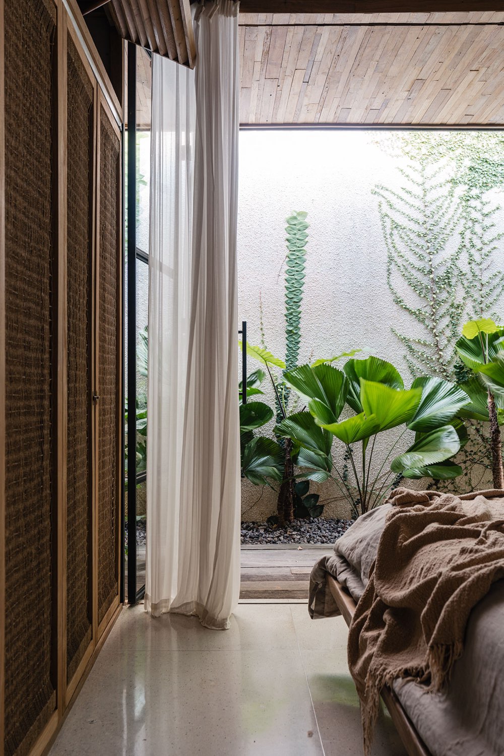 visite deco maison ouverte jardin nature chambre ouverte sur l'extérieur plantes vertes tropicales