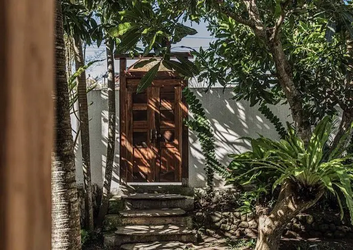 visite deco maison plein-pied tropicale jardin décloisement porte vitrée XXL matériaux naturels