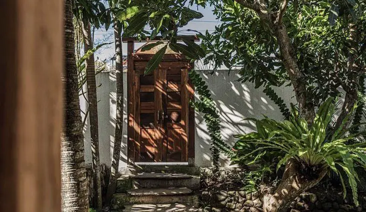 visite deco maison plein-pied tropicale jardin décloisement porte vitrée XXL matériaux naturels
