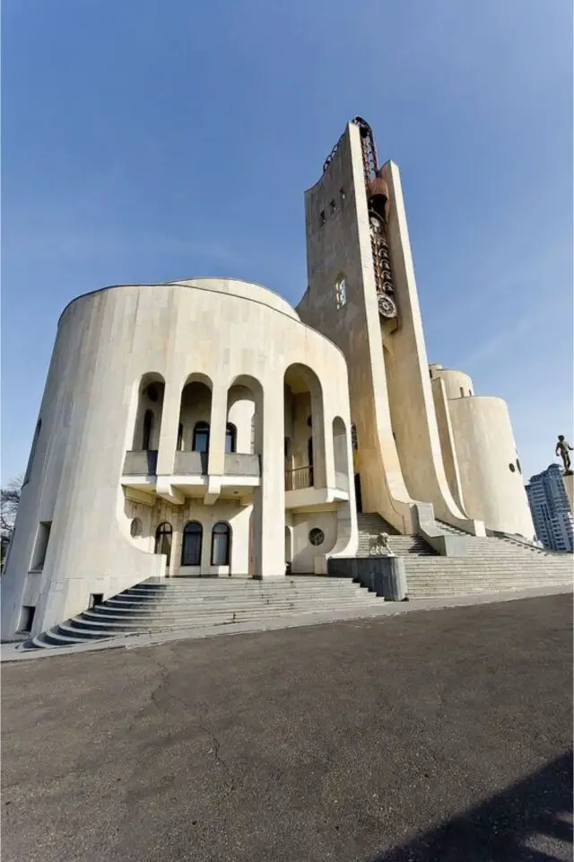 architecture brutaliste caucase design église Tbillissi Gérorgie