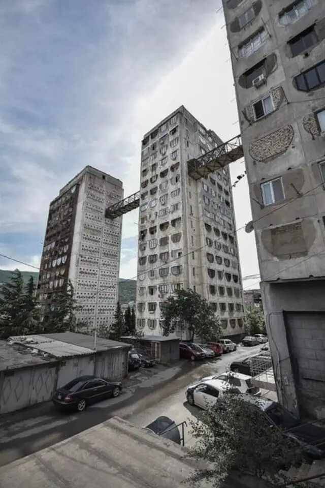 architecture brutaliste Caucase design immeuble en béton avec passerelle mauvais état général