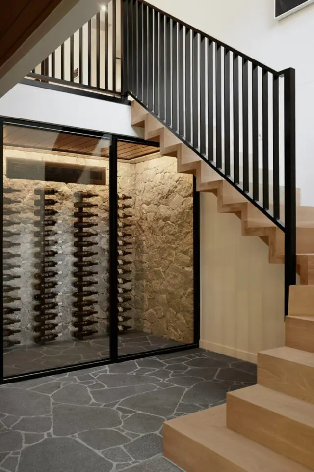 architecture interieure lodge mid century modern minimalisme optimisation espace sous escaliers cave à vin paroi vitrée élégante