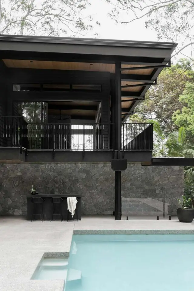 architecture interieure lodge mid century modern minimalisme piscine extérieure maison en métal bois et pierre