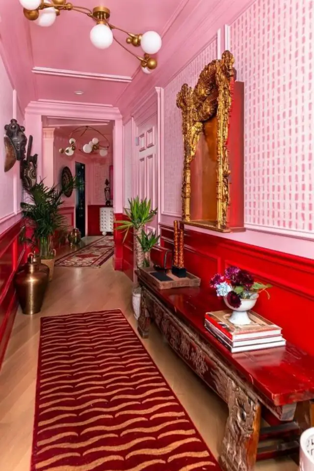 association couleur rose rouge decoration entrée couloir soubassement moulure peinture papier peint miroir ancien laiton décor orignal