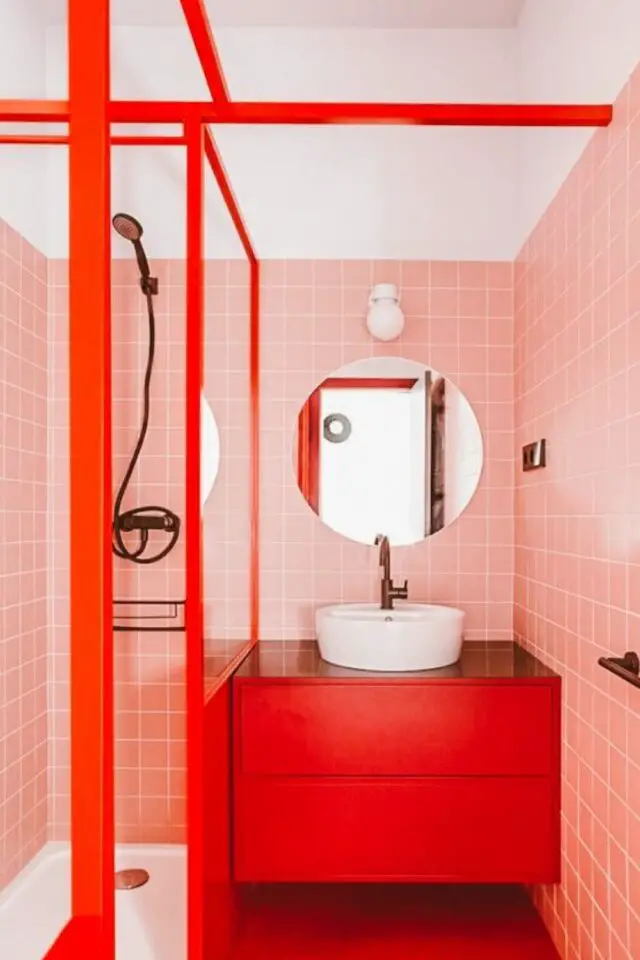 association couleur rose rouge decoration petite salle de bain avec douche moderne carrelage clair et meuble boiserie coloré