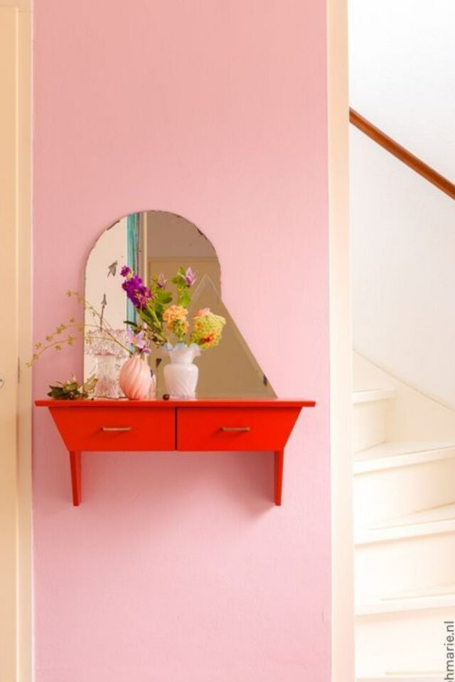 association couleur rose rouge decoration étagère murale ancienne relookée peinture couloir entrée miroir vintage et bouquet de fleurs