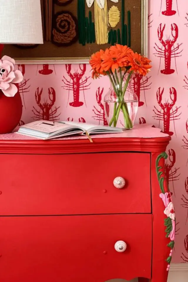 association couleur rose rouge decoration meuble ancien relooké papier peint original rose avec motif homard éclectique