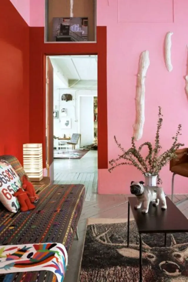 association couleur rose rouge decoration peinture mur salon originale porte découpage