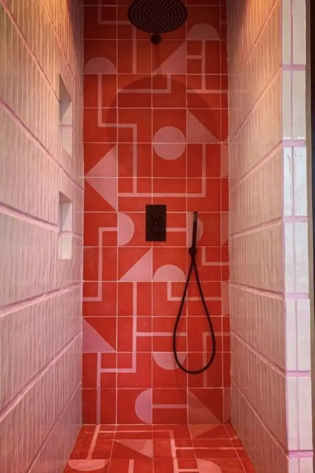 association couleur rose rouge decoration salle de bain mur de douche carrelage motif géométrique coloré
