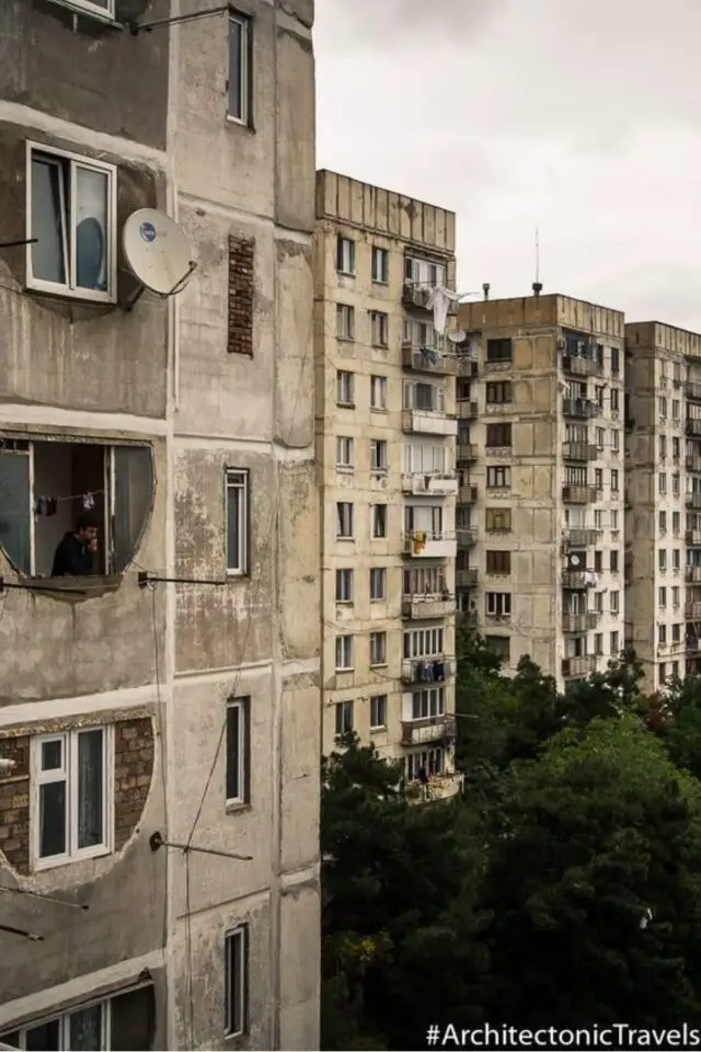 caracteristiques architecture brutaliste immeubles d'habitation construit en préfabriqué et en béton 