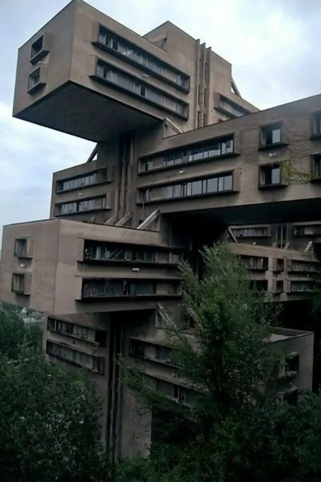 caracteristiques architecture brutaliste bloc de béton superposé imposant es-URSS idéologie soviétique