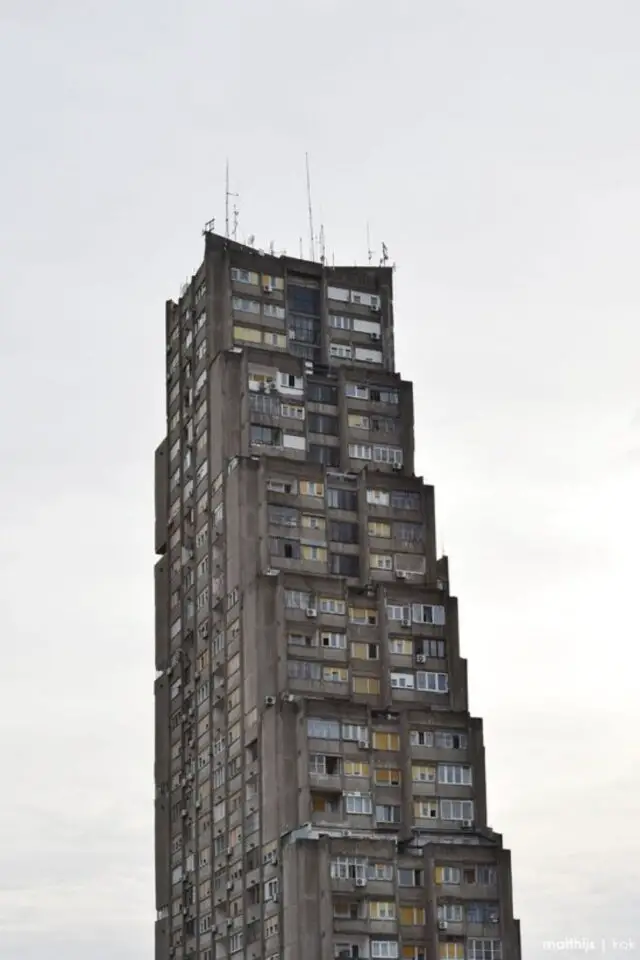 caracteristiques architecture brutaliste immeuble impressionnant fait de cellules en béton esthétique dépouillée vieillotte