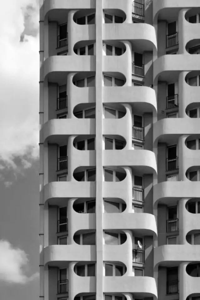caracteristiques architecture brutaliste immeuble d'habitation en béton esthétique futuriste