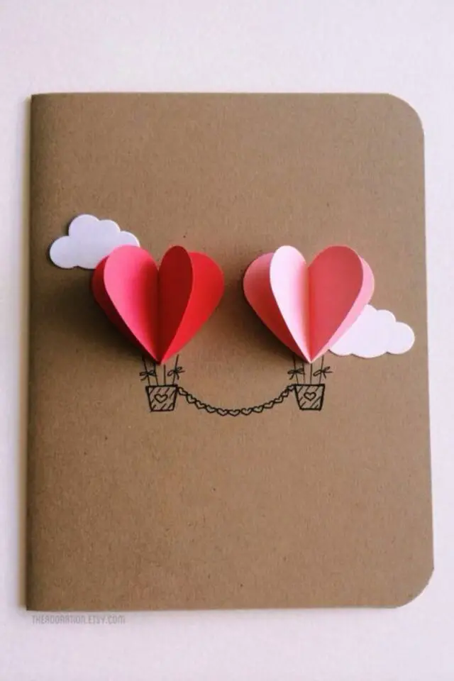 carte saint valentin a fabriquer papier kraft cartonné dessin mongolfière ballon en forme de coeur rouge et rose scrapbooking facile