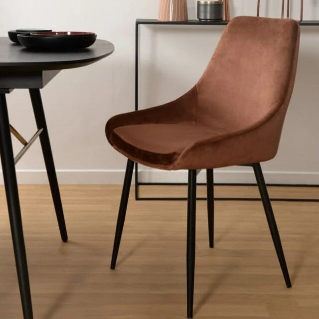 Chaise en velours pieds métal BARI couleur terre brune chaleureux salle à manger neutre
