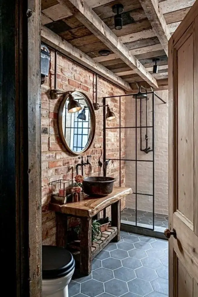 creer decoration industrielle exemple salle de bain mur en briques rouges douche verrières meuble vasque en bois récup détournement console