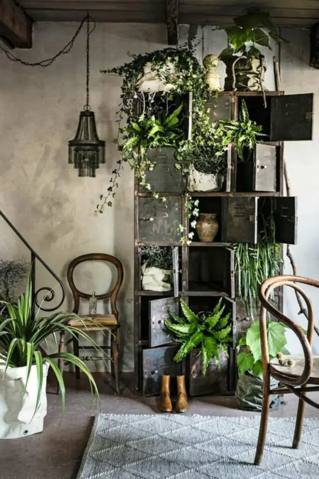 creer decoration industrielle exemple mur en béton ciré meuble métallique indus vintage plantes vertes rampe d'escalier en fer forgé chaises anciennes