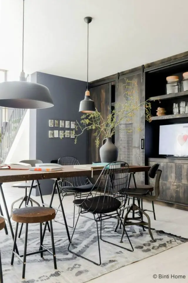 creer decoration industrielle exemple salle à manger ouverte table dimple bois et métal chaises dépareillées portes coulissantes mélange luminaires gris design