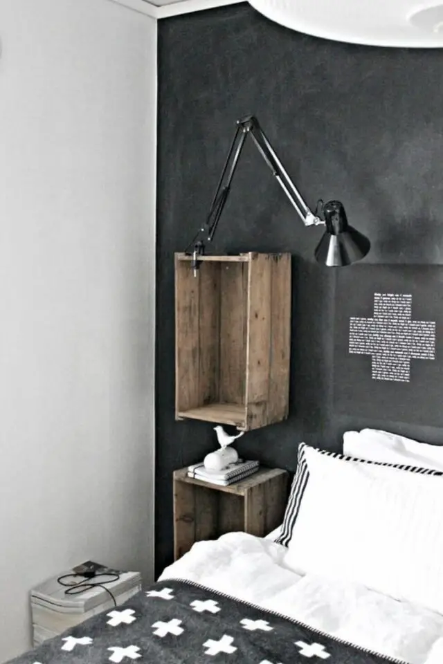 creer decoration industrielle exemple chambre adulte mur accent noir récup caisse en bois ancienne lampe articulée noir sobre minimaliste