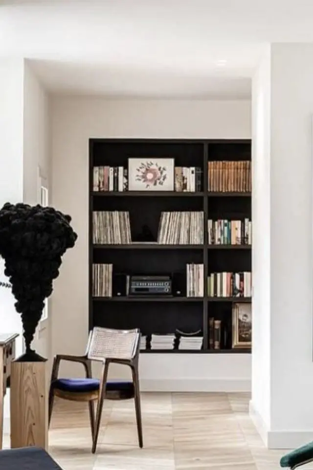 decor slow et masculin a copier bibliothèque noire sur-mesure intégrée dans un mur aménagement travaux rénovation