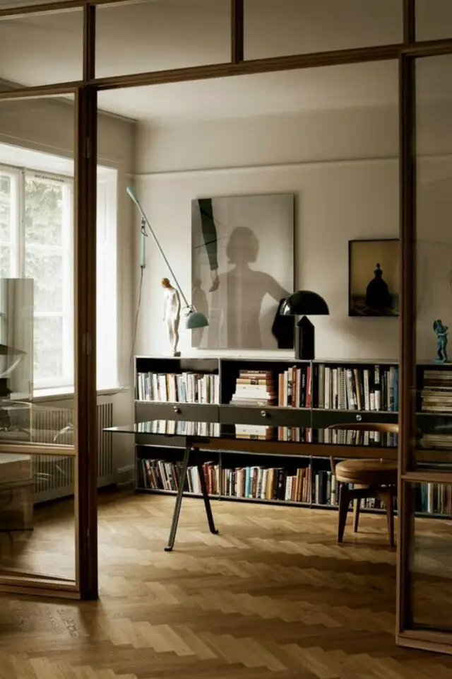 decor slow et masculin a copier lampe à poser design noire sur bibliothèque basse cloison en verre encadrement bois 