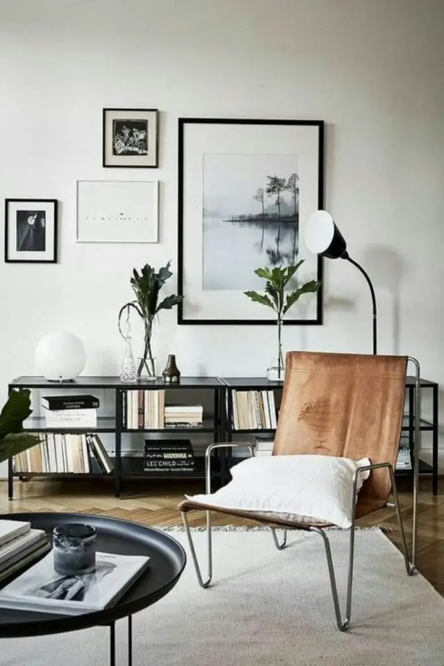 decor slow et masculin a copier tapis moderne écru blanc centre du salon mur blanc bibliothèque meuble TV noir fauteeuil vintage en cuir