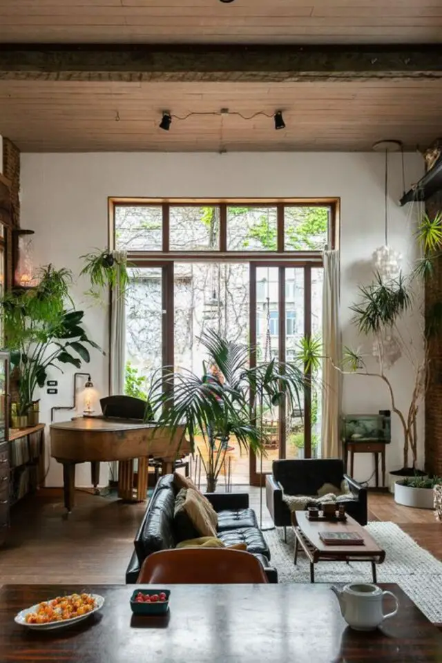 decor slow et masculin a copier salon séjour ouvert plante verte grande hauteur sous plafond baie vitrée rideau blanc ouvert