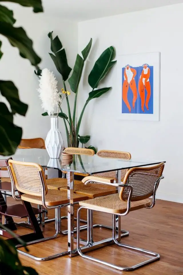 decoration annees 70 maison salle à manger élégance table plateau en verre piètement chromé chaise design cannage et métal argenté
