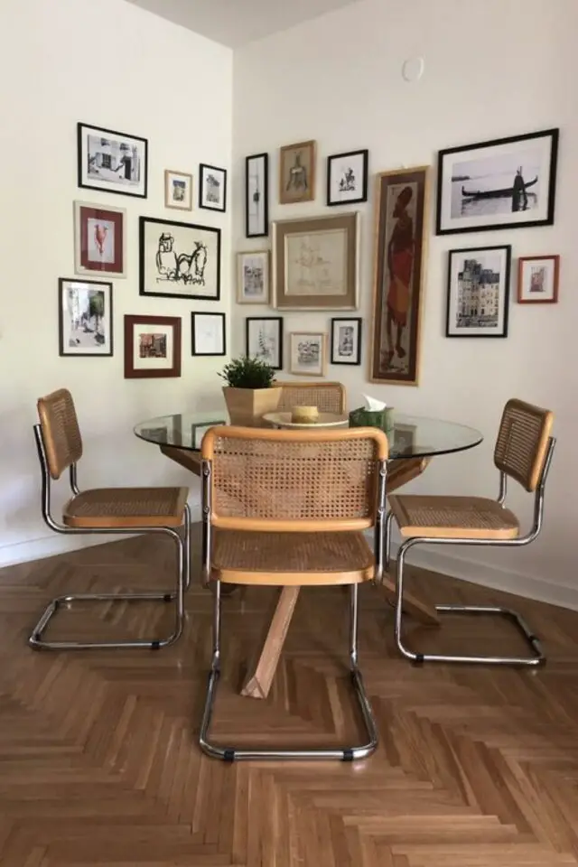 decoration annees 70 chromée argentée chaise vintage coin repas salon séjour appartement table en verre dossier fauteuil en cannage
