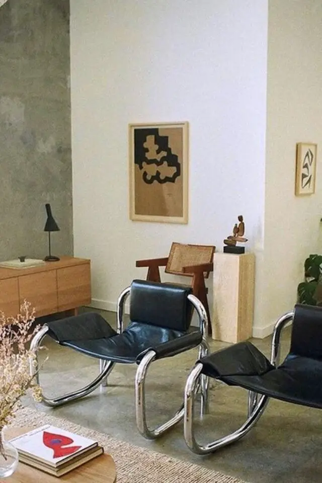decoration annees 70 maison salon séjour fauteuil design armature arrondie et chromée associée cuir noir chic 