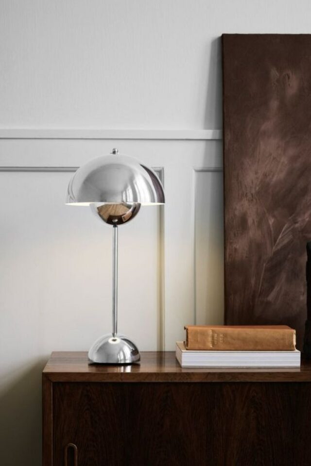 decoration annees 70 chromée argentée lampe à poser design point focal au dessus d'un meuble en bois