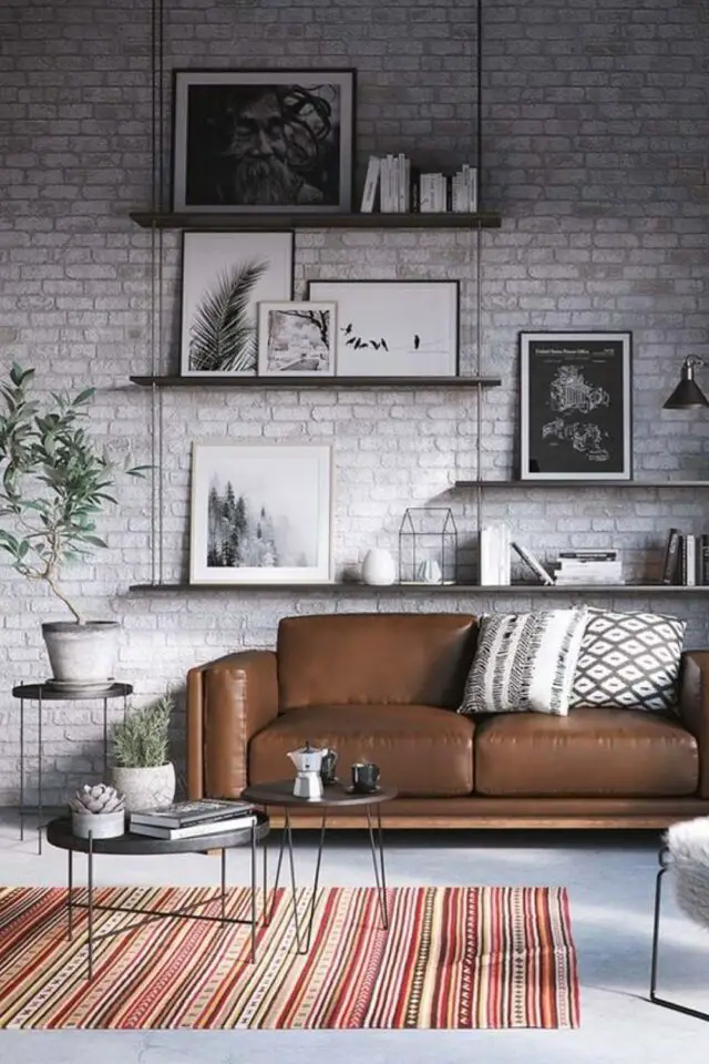 decoration masculine et slow living exemple mur accent papier peint brique blanche canapé en cuir naturel étagère string