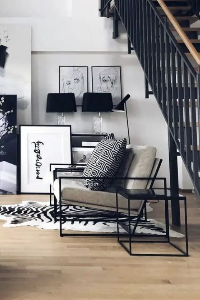 decoration masculine et slow living exemple armature de fauteuil noir coussin beige gris rampe d'escaliers en métal noir