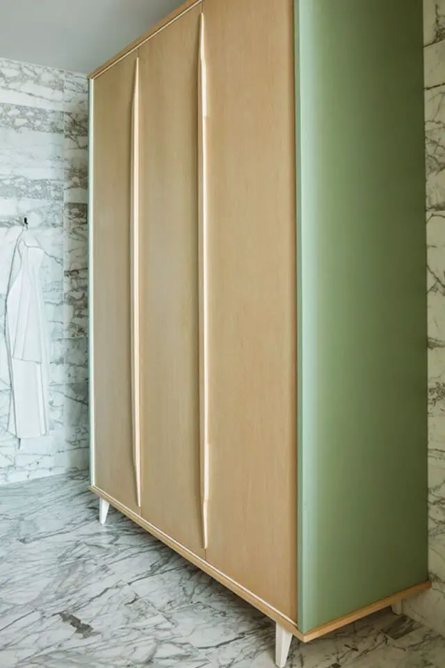 demenagement appartement plus petit elegant salle de bain en marbre revêtement élégant grand meuble en bois clair et vert sauge
