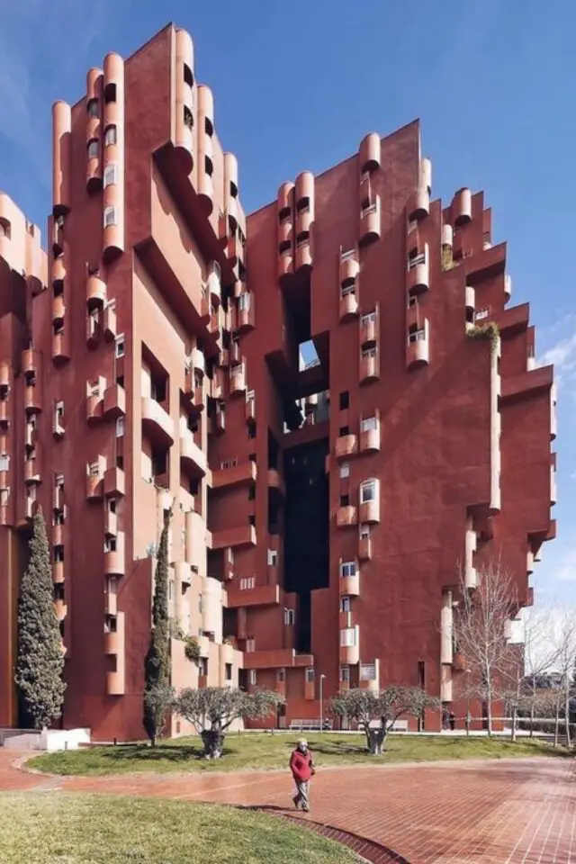 exemple construction architecture brutalisme bâtiment découpage spectaculaire couleur terracotta 