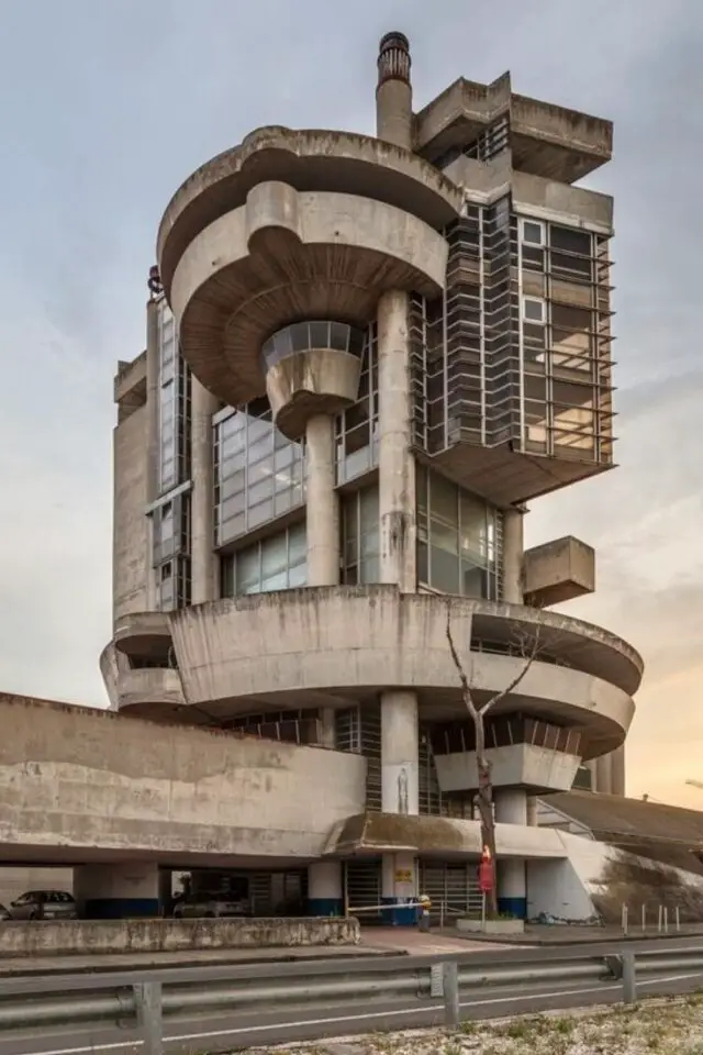 exemple construction architecture brutalisme fonctionnalisme associer fonction et esthétique béton futuriste soucoupe volante
