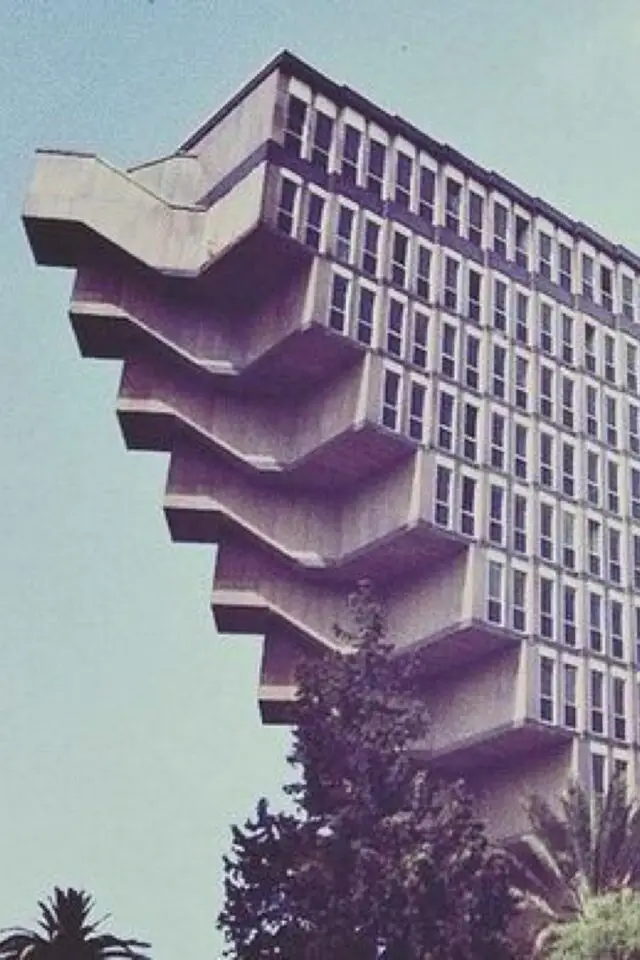 exemple construction architecture brutalisme forme originale défiant la gravité inspiration conquête spatiale années 50 / 60 