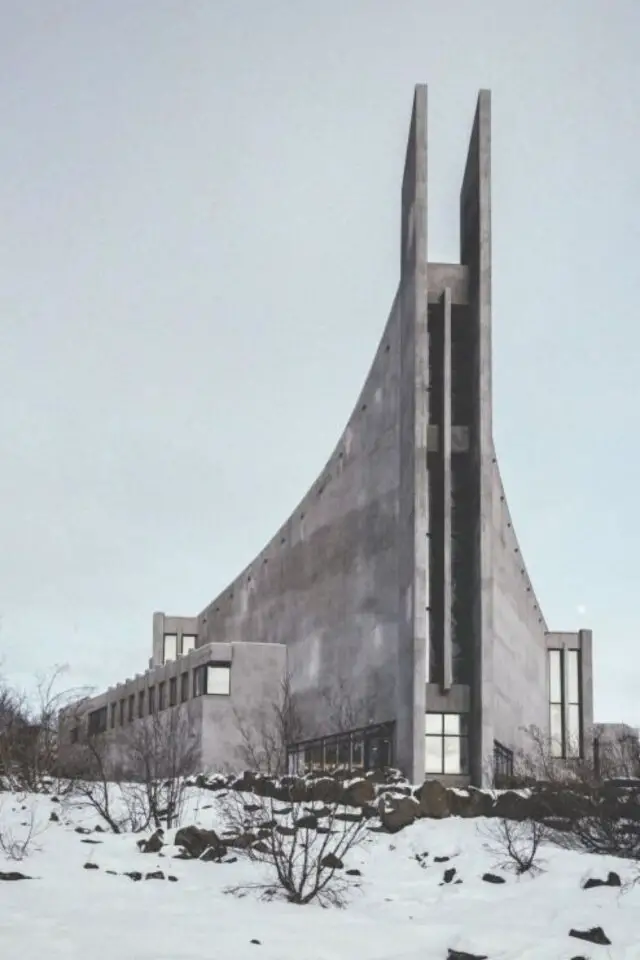 exemple construction architecture brutalisme forme originale béton église singulière